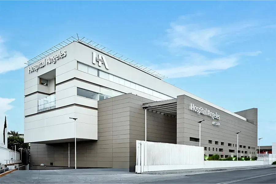 Fachada del Hospital Ángeles Acoxpa, donde el Dr. Eduardo Escutia da consulta de ortopedia pediátrica en Coapa, Ciudad de México